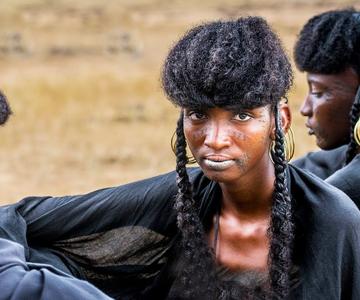 Secrets de soins capillaires africains qui donnent aux femmes Wodaabe les cheveux les plus sain...