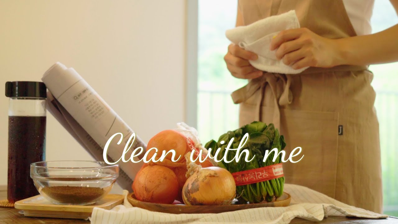 Limpieza ecológica de la casa / con red de empaque de cebolla, espinacas, café molido, periódico.