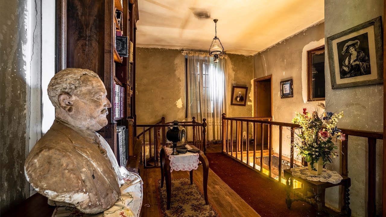 Le manoir d'une famille russe laissé à l'abandon - Trouvé un étrange buste